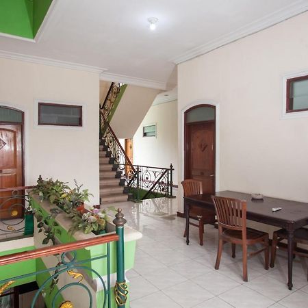 Reddoorz @ Genteng Surabaya 2 Ngoại thất bức ảnh